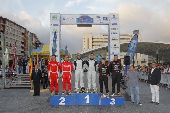 El piloto Iván Ares (3d) y su copiloto José Pintor (3i), acompañados por los segundos clasificados, Luis Monzón (2i) y su copiloto, José Carlos Deniz (izquierda) y terceros en el podium, Manuel Mora (derecha) y Adrián Pérez (2d). 