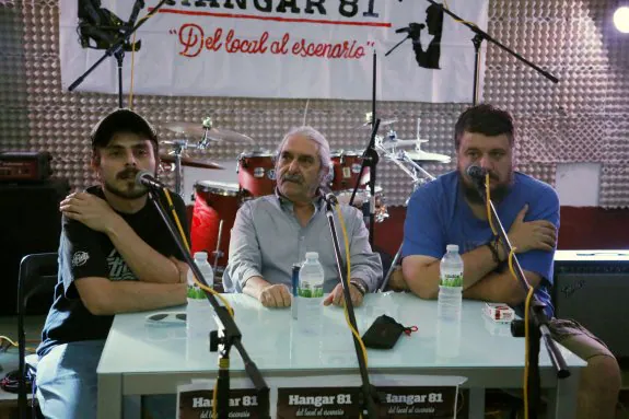 Carlos Juan Gómez, Manolo Chacón y Miguel Fernandi, durante el debate en Hangar 81. 