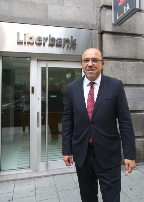 Carlos Freire, a la entrada del cajero de Liberbank, en la plaza del Carmen, en Gijón. 