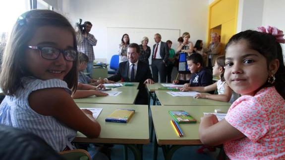 El consejero charla con alumnos del colegio Carmen Ruiz Tilve durante la apertura del curso.