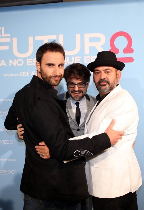 Dani Rovira, Pedro Barbero y José Corbacho, ayer, en el 'photocall' del Teatro Campoamor. Abajo, asistentes al preestreno.