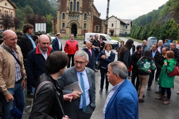 El rector (centro), con el alcalde y el edil de Cultura. 