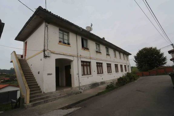 La escuela de La Borbolla se cerró el pasado año para ser arreglada y aún no han empezado las obras. 