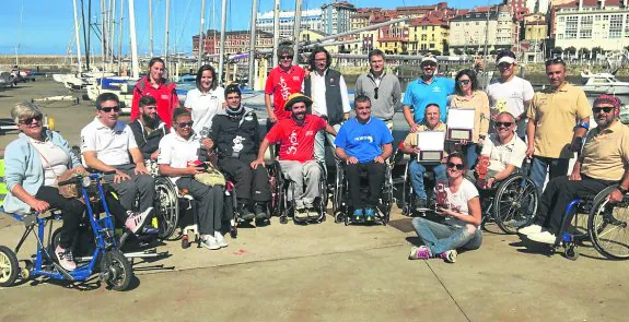 Los participantes posan tras el acto de la entrega de premios y trofeos. 