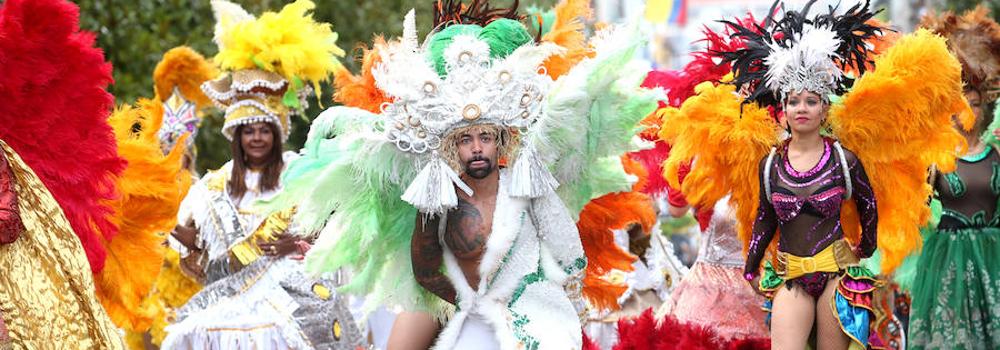 La calle Uría de Oviedo se volvió a llenar de color y diferentes ritmos durante el desfile. 