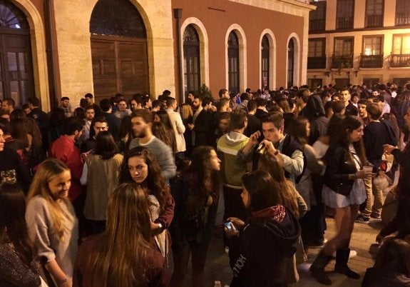 El botellón en Trascorrales el sábado por la noche. 