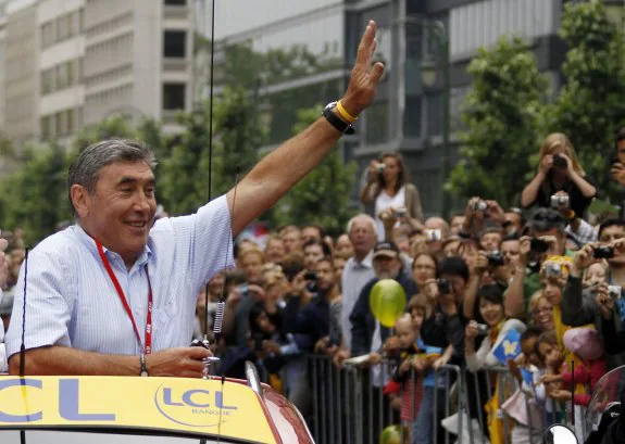 Eddy Merckx saluda al público en una etapa del Tour. 