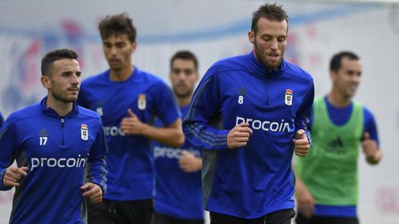 Fernández y Michu, en el entrenamiento del Real Oviedo celebrado ayer en el Requexón. 