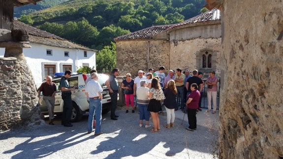 Agentes de la Guardia Civil, ante los vecinos que protagonizaron la protesta. 