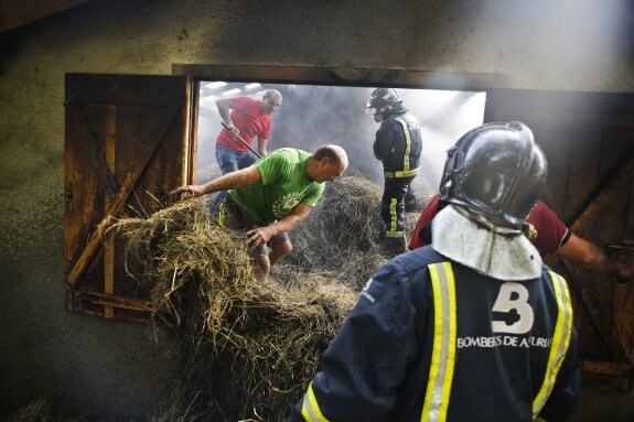 Propietarios, vecinos y bomberos sacaron la paja para evitar que el fuego se propagara con mayor rapidez. 