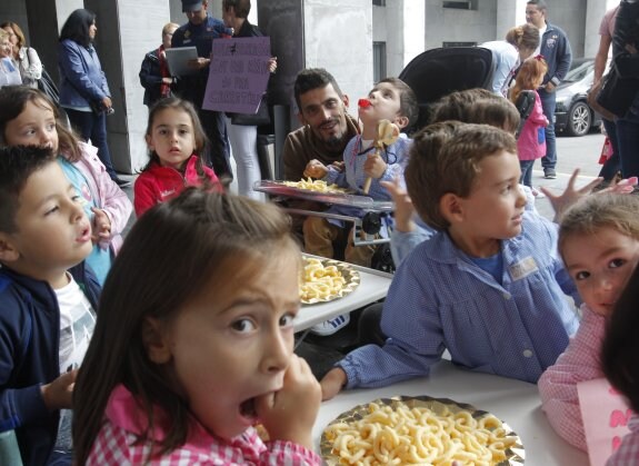 Alumnos del colegio La Corredoria I, comiendo gusanitos durante la protesta de ayer. 