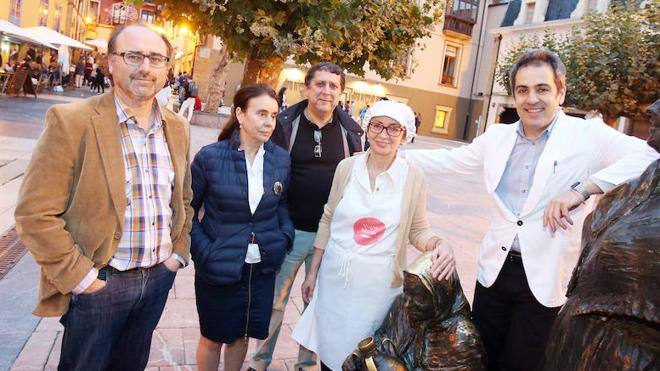 Comerciantes y hosteleros en El Fontán. 