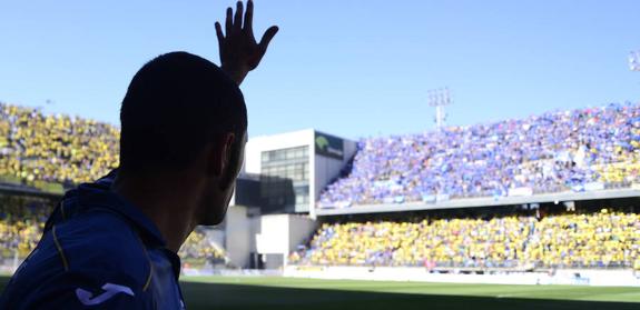 Diego Cervero saluda a la afición carbayona en las gradas del Carranza, en el partido disputado el 31 de mayo de 2015. 