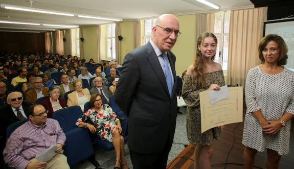 María Orviz recibe su premio de manos de Pablo Menéndez García y Milagros Madiedo. 