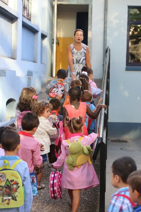 Niños de vuelta al cole, la semana pasada, en Avilés. 