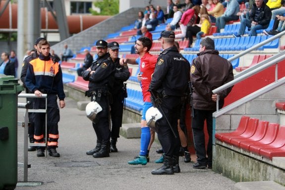 La expulsión de Calvillo fue lo que encendió los ánimos de la afición langreana en un partido que estuvo controlado antes, durante y al final por un amplio despliegue policial. 