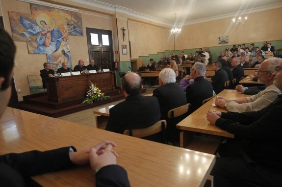 El Aula Magna del Seminario, repleta para escuchar la lección inaugural del curso pronunciada por Lluis Martínez. 