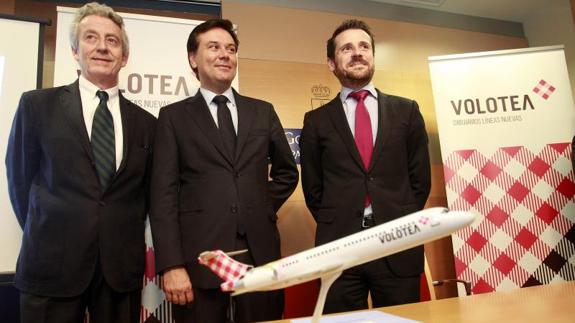 El director general de Volotea, Lázaro Ros, el consejero de Industria, Francisco Blanco, y el director del Aeropuerto de Asturias, Carlos San Martín.