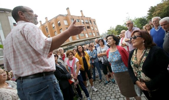 El vicepresidente vecinal de Laviada, José González, explica a los residentes concentrados en el parque de Teodoro Cuesta su reunión con el edil de Seguridad Ciudadana, Esteban Aparicio. 