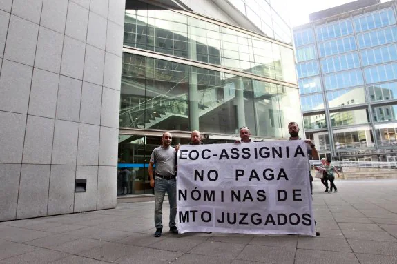 Protesta ante los juzgados de Oviedo. 