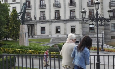 El monumento de la plaza de España, ya sin el medallón de Fran-co, que fue retirado el año pasado. 
