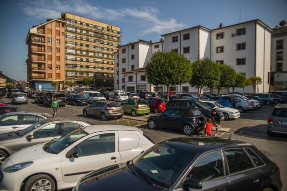 El aparcamiento de El Censo, en Cangas, y al fondo el edificio que se incluye en la cesión. 