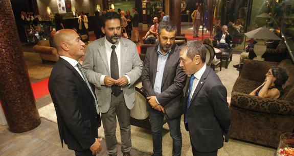 El director general de la cadena hotelera y el director del hotel conversan con los representantes del Ayuntamiento y del Principado durante la fiesta de inauguración.  