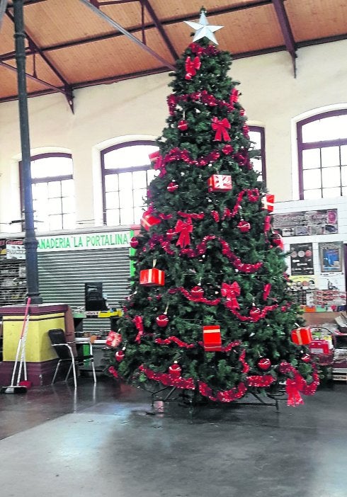 El árbol de Navidad, instalado en la plaza de abastos maliaya. 