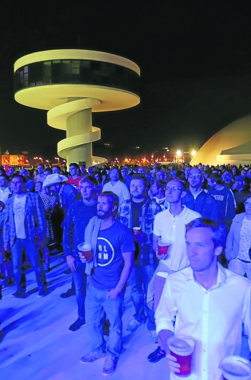 Público en el Electric Ladyland Festival del Niemeyer. 