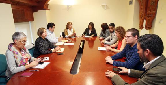 Los concejales momentos antes de que se iniciase la comisión.