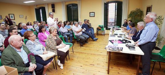 Familiares y admiradores acudieron ayer a Tudela Veguín a la presentación del libro 'Oro negro' . 