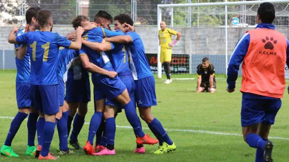 Los blanquiazules celebran un gol.