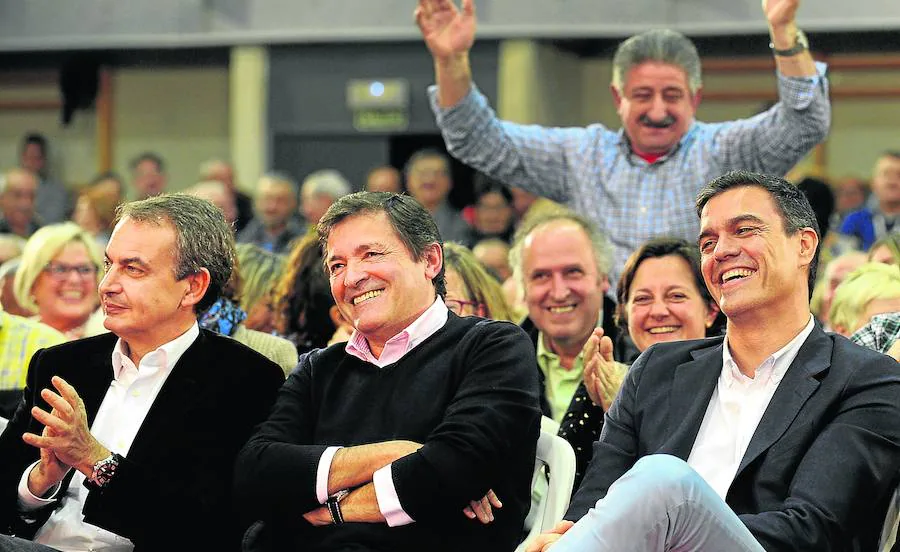 El expresidente José Luis Rodríguez Zapatero, el presidente del Principado, Javier Fernández, y Pedro Sánchez en un acto de campaña en Gijón