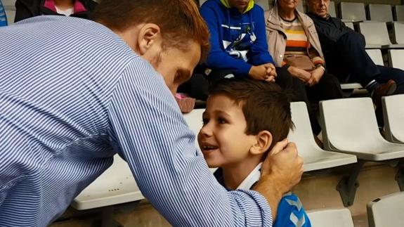 Néstor Susaeta junto al pequeño Pablo.