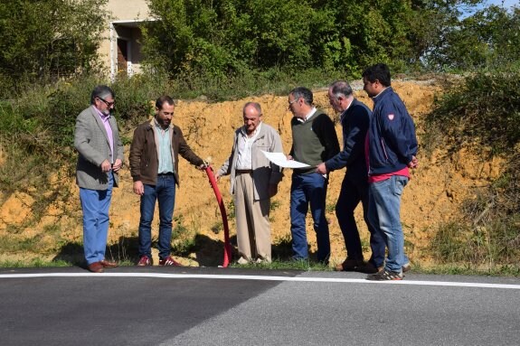 El alcalde y los ediles ayer en la carretera de Ferrera. 