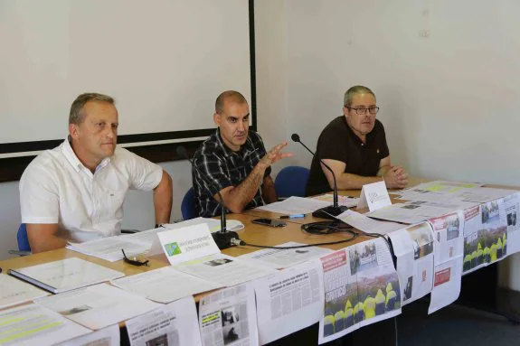 Los policías locales Eduardo Galán, de Usipa, y Joaquín Arroyo y Miguel Ángel Díaz Pacheco, del Sipla, durante la rueda de prensa que ofrecieron en la tarde de ayer en Llanes. 