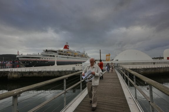 Los cruceristas del imponente 'Black Watch' no se amedrentaron ante el cielo encapotado. 