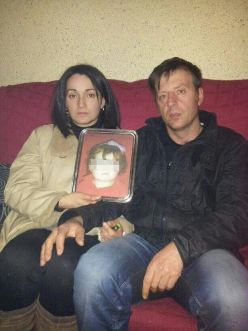 Cecilia Fernández y Óscar Suárez, los padres de la pequeña fallecida en marzo de 2013, posan con una foto de Ana. 