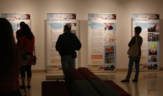 Público asistente ayer a la inauguración de la exposición 'Refugiados, bienvenidos' en la Casa de Cultura de Avilés. 