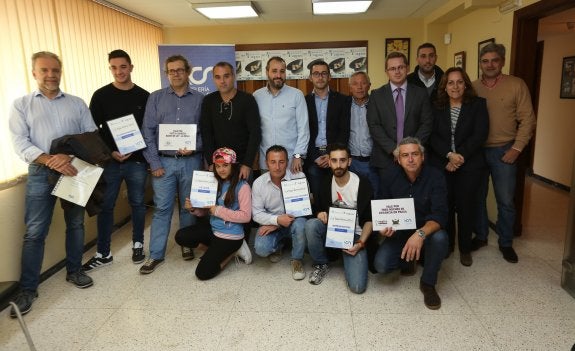 Los premiados posaron ayer juntos en la sede de la UCAYC. 