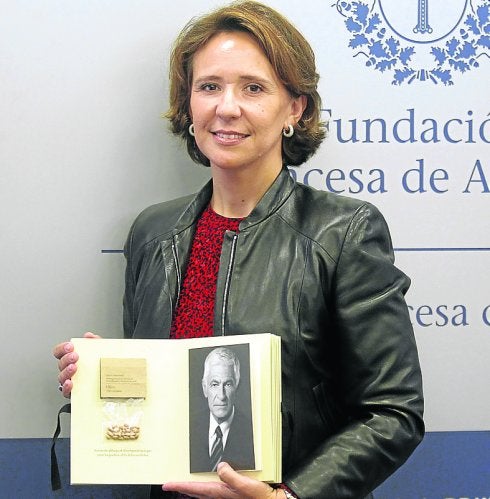 Teresa Sanjurjo sostiene el libro del que se han editado cien ejemplares que será enviado a los agentes culturales españoles con una invitación, 'Plántate en Asturias'. 