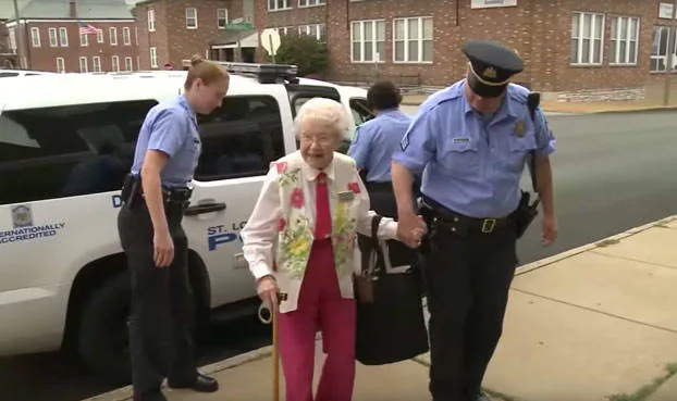 Una anciana de 102 años cumple su sueño antes de morir, ser detenida por la policía
