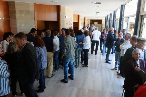 Cientos de amigos arroparon a la familia de Arsenio Suárez en el tanatorio de Mieres. 