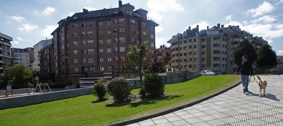 El Ayuntamiento expropió fincas en Rodríguez Cabezas, que consideraba rurales, y que dio paso a un aparcamiento, una plaza y varios edificios. 