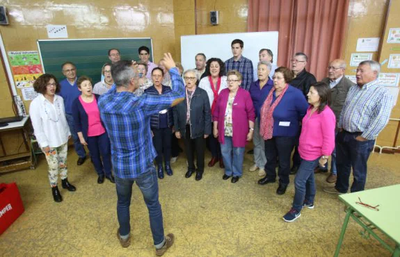 Policarpo Muñiz dirige al nuevo Ensamble Vocal Gijón en el instituto Fernández Vallín. 