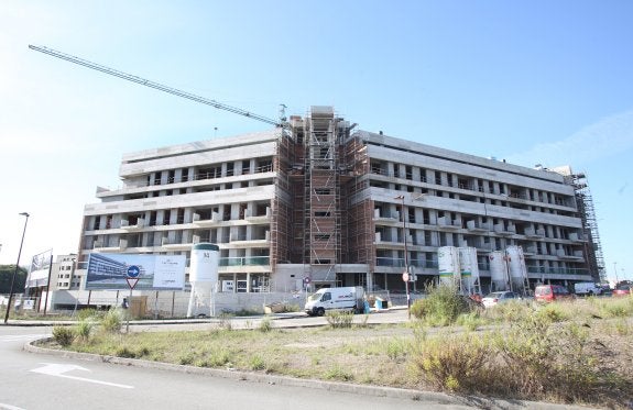 Edificio de Nuevo Roces que, a pesar de estar en construcción, ya no tiene viviendas disponibles. 