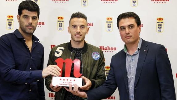 Fernández, esta mañana, recogiendo el trofeo que le distingue como jugador Cinco Estrellas del mes de septiembre.