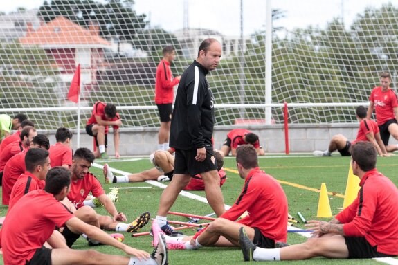 El entrenador del Sporting B, José Alberto, durante un entrenamiento del filial rojiblanco en las instalaciones de Mareo. 