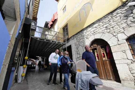 Ayer se abrió el paso de la calle tras colocar el andamio . :: NEL ACEBAL