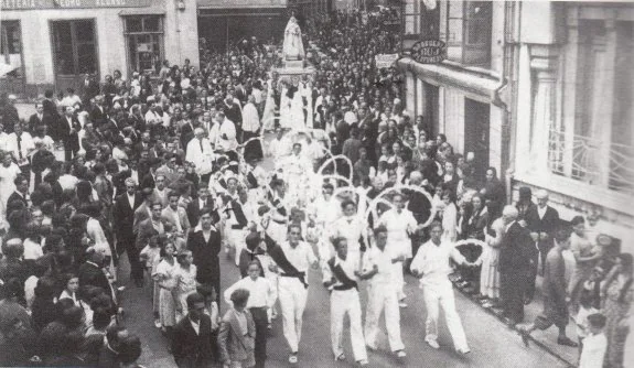 La procesión de la Guía, en Llanes, cruzando la plaza Parres Sobrino hace varias décadas. 